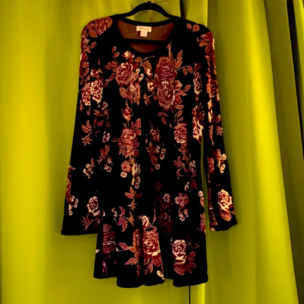 Long floral tunic with bell sleeves black with burgundy flowers.